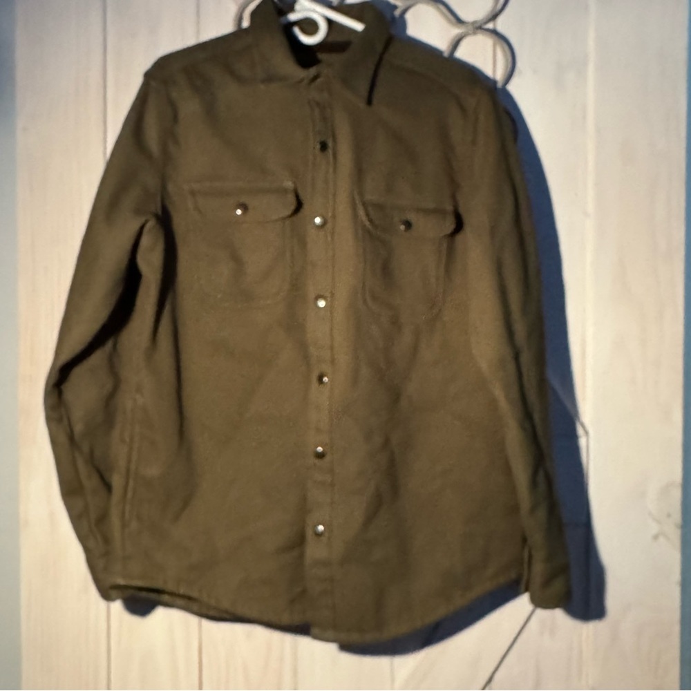 MENS BUTTON UP SHIRT LIKE NEW SIZE L